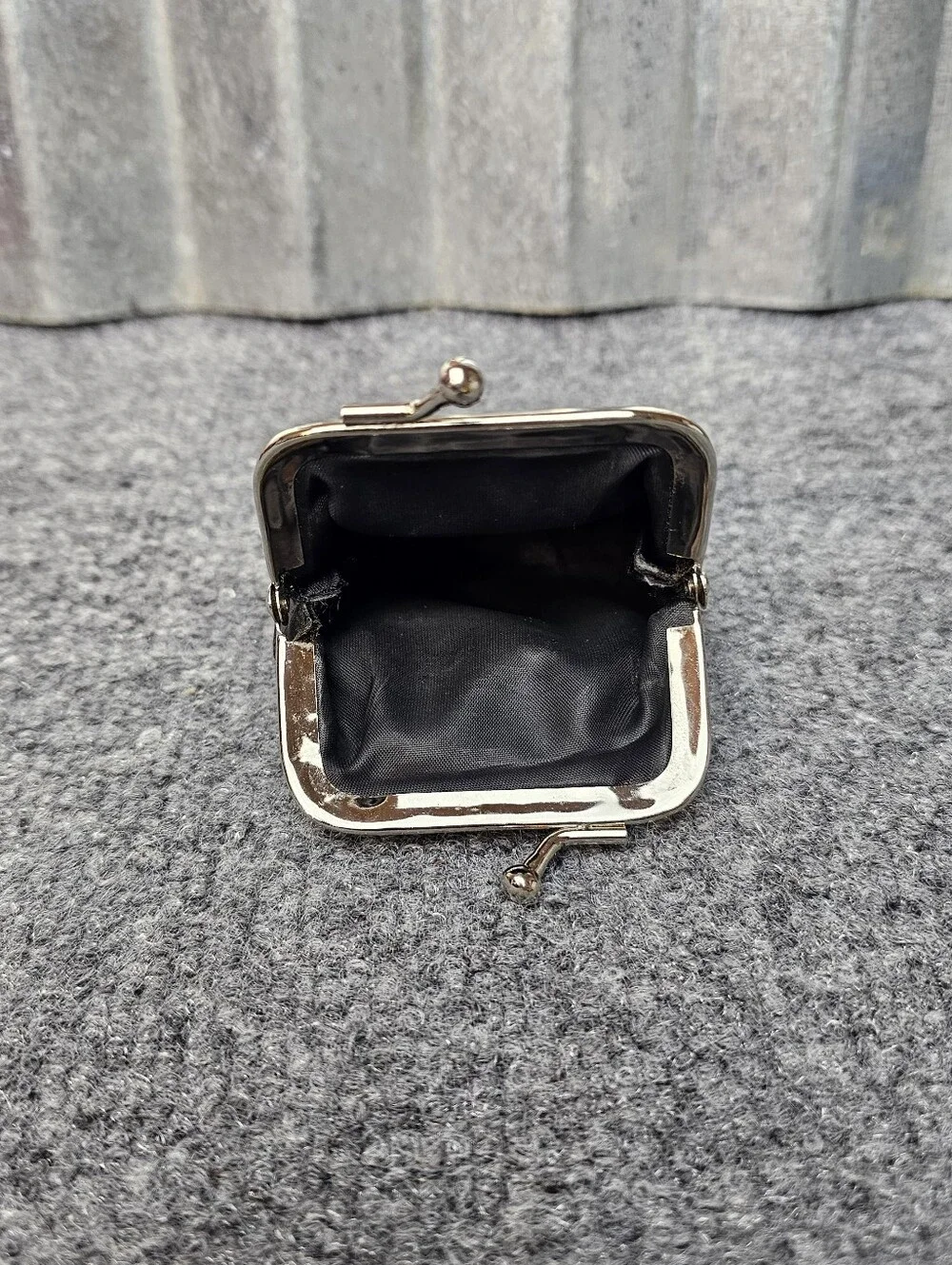 Unisex- Vintage Madeira Two-Tone Leather Coin Purse | Classic Kiss-Lock Clasp